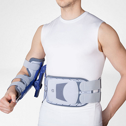 Wissen: Mann trägt Schiene am Arm und Hüftorthese