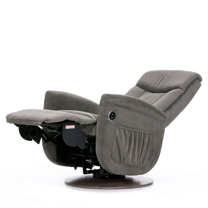 Ein grauer Sessel der nach hinten geneigt ist und auf einer runden Basis steht. Die Fußstütze ist nach vorne ausgeklappt.
