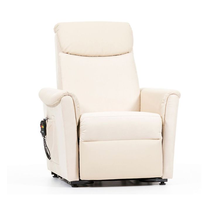 Ein weißer Sessel vor einem weißen Hintergrund. Der Sessel hat eine große Rückenlehne und Seitenpolster. Der Sessel ist viereckig. 