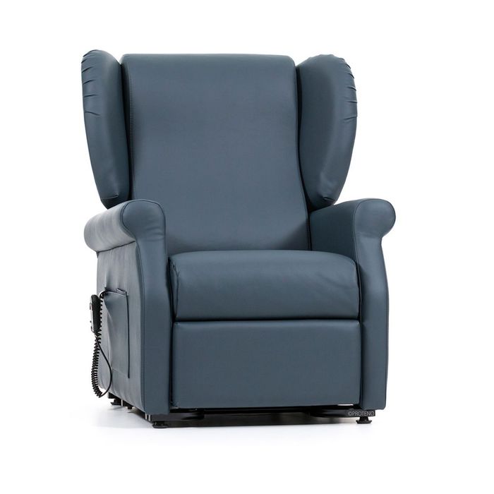 Ein blauer Sessel vor einem weißen Hintergrund. Der Sessel ist viereckig und steht auf Rollen.